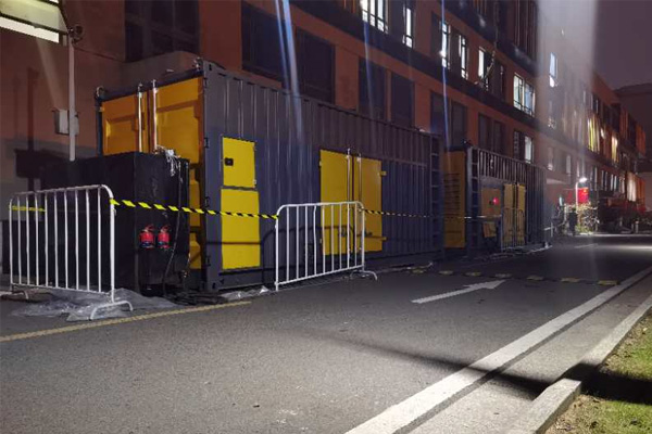 宁江柴油发电机组的输出电压是如何调节的？